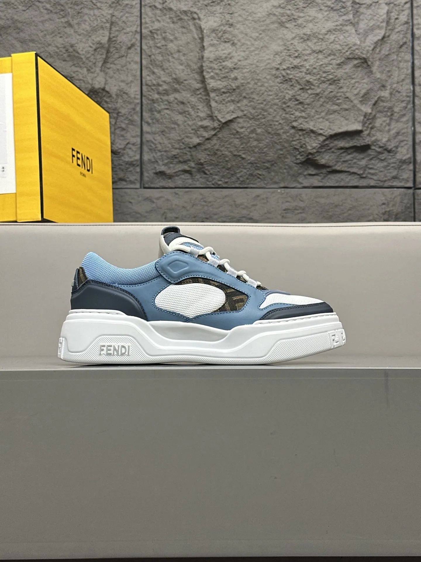 [FENDI] Fendi men's shoes 💰780💰 - High-end quality original casual sports shoes - Upper: Nappa calfskin, pebbled calfskin, tongue and heel; injection molded brand logo plastic module - Lining: brand canvas - Outsole: ultra-light T men's shoes 💰R foam rubber; molded outsole - Super high quality control, fine workmanship: highlighted (high-end, luxury, grade) -Size :39-44 (38, 45, can be customized)